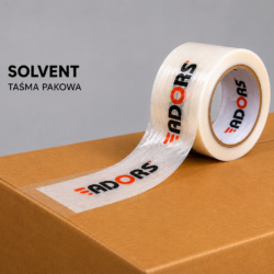 Taśma pakowa ADORS z nadrukiem firmowym na kleju Solvent rozwinięta na kartonie.
